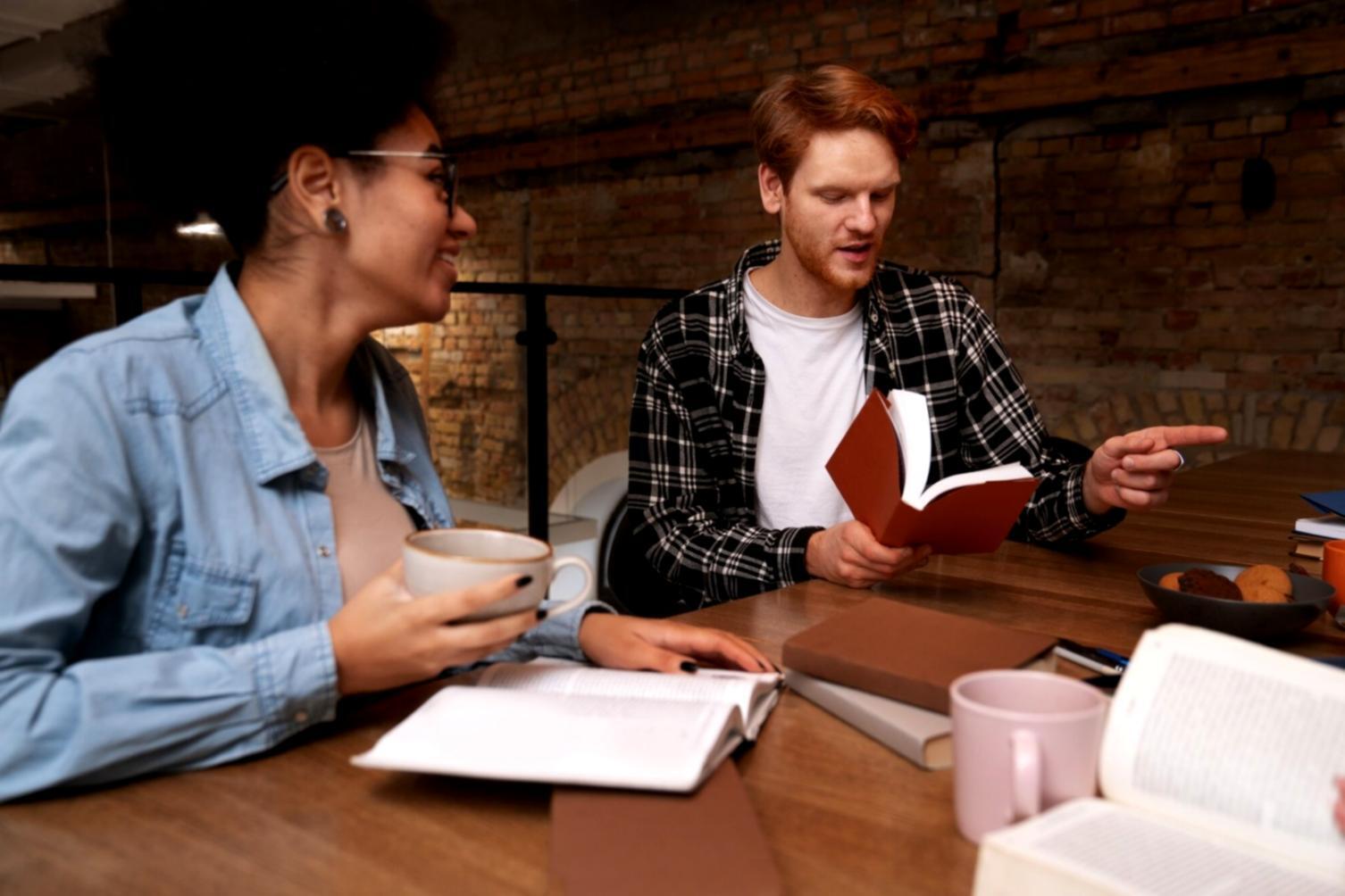 Gruppo di studenti che discutono progetti di scrittura satirica
