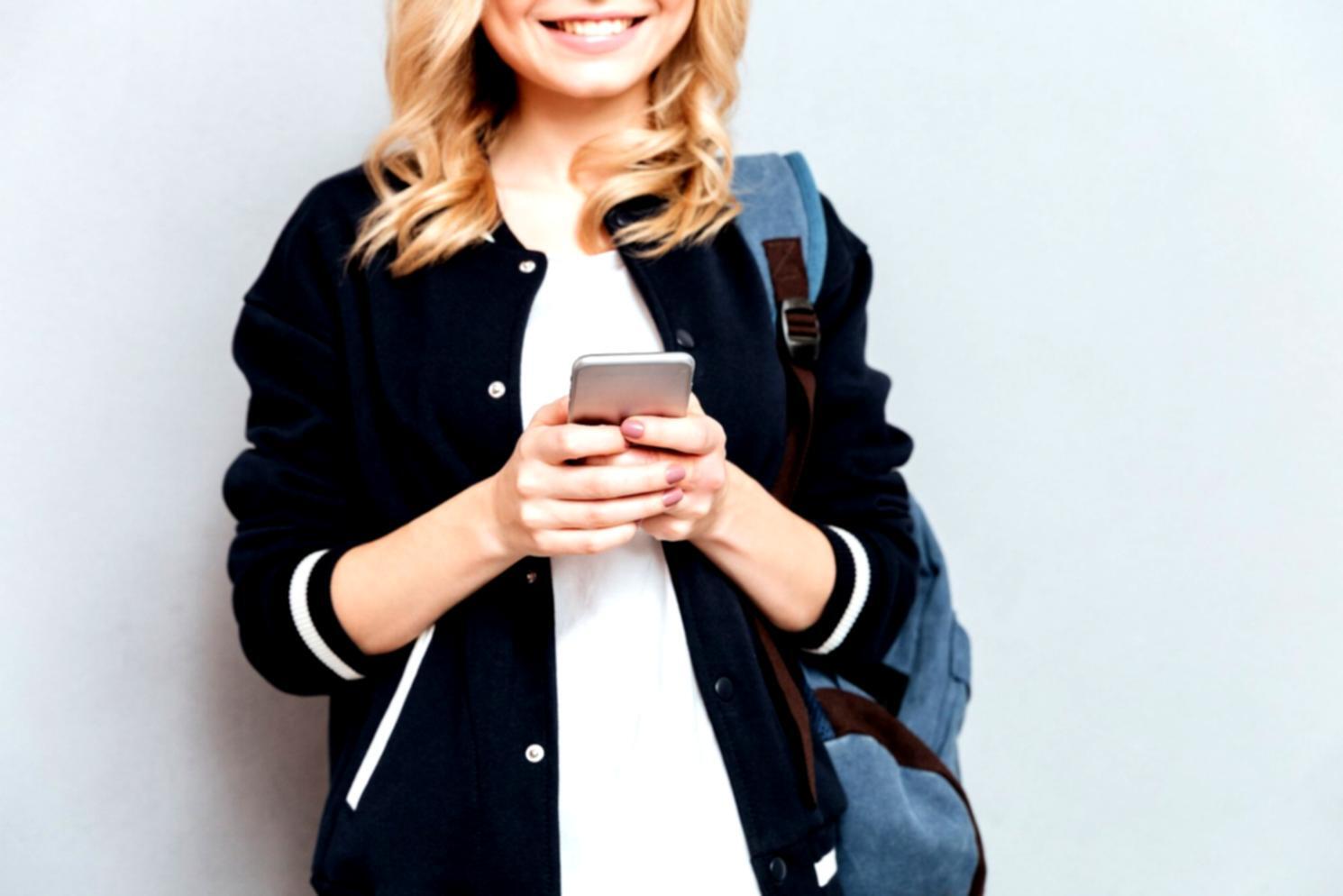 Sessione pratica di scrittura satirica con analisi di testi contemporanei