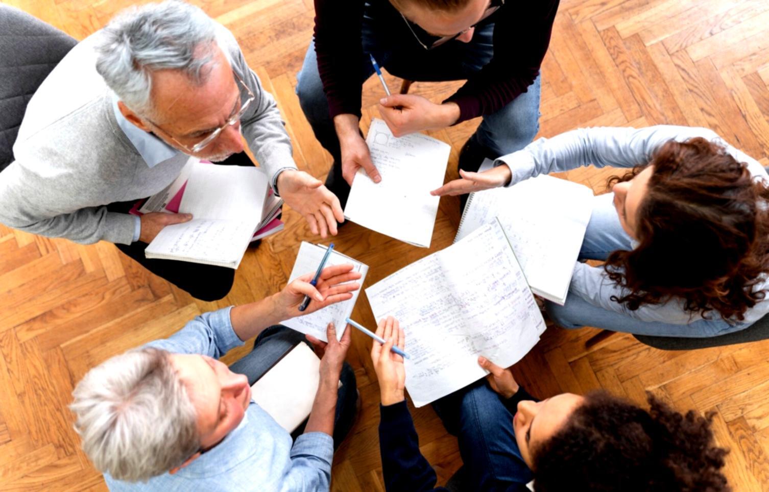 Workshop intensivo di scrittura satirica con partecipanti creativi