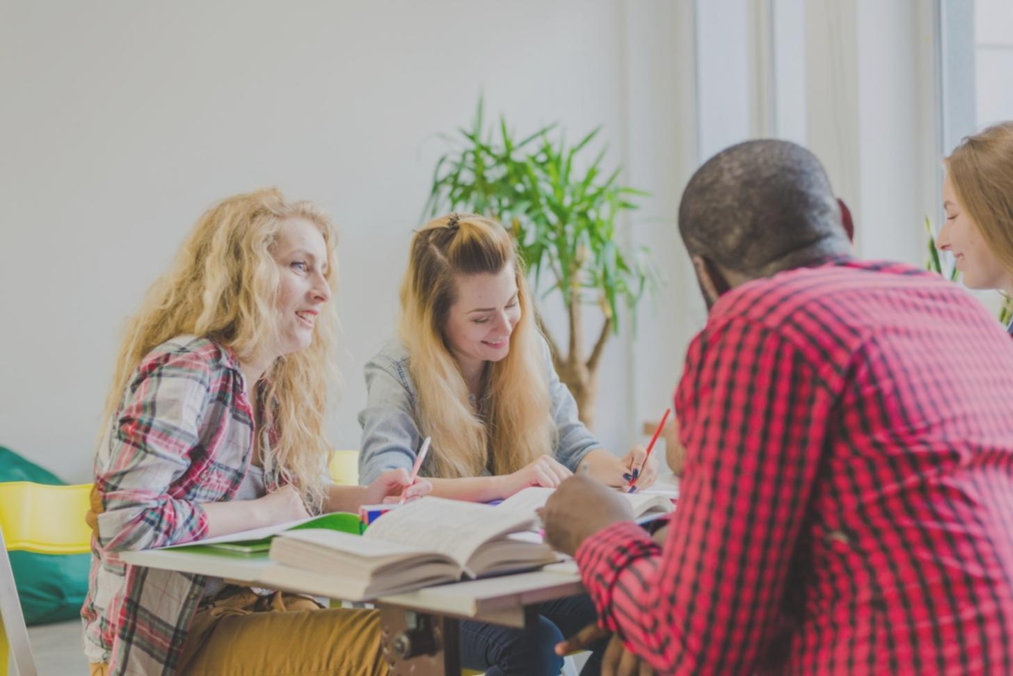 Gruppo di scrittori satirici durante esercitazione creativa